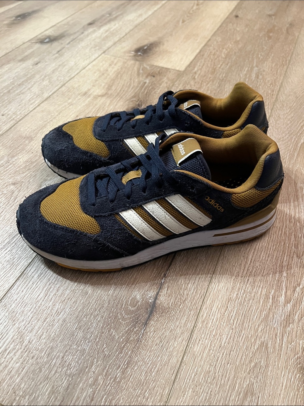 adidas - Men’s Run 80s Sneaker, great condition! (Navy/Mustard)